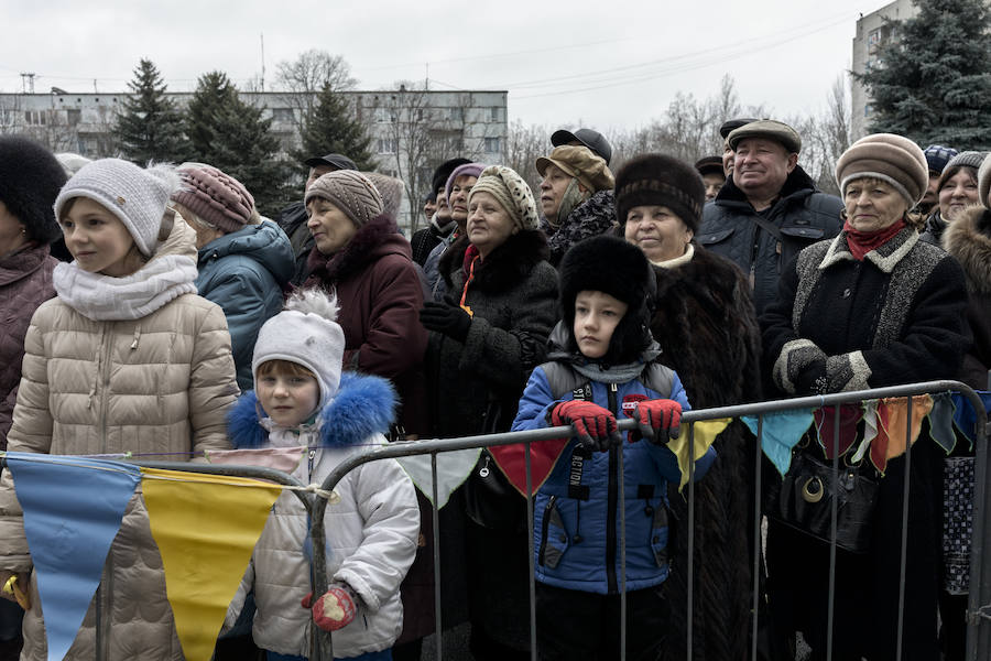 En el este de Ucrania, soldados y civiles combaten el aburrimiento atrapados en un conflicto armado con los separatistas de Donetsk que cumple ahora cuatro años y no tiene visos de terminar