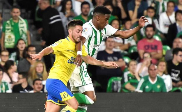 Júnior (d) pelea por un balón con Nacho Gil. 