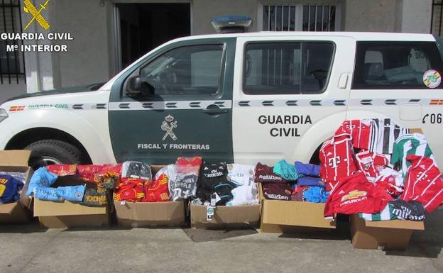 Incautan en Arroyo de la Luz 471 equipaciones de fútbol falsificadas valoradas en más de 42.000 euros 