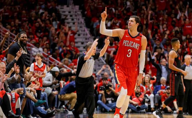 Nikola Mirotic celebra una canasta. 