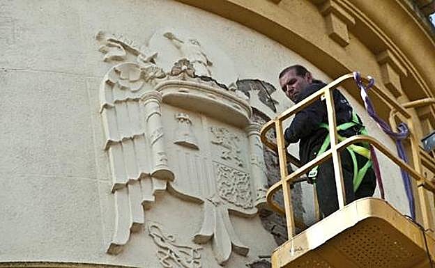 Un operario retira el escudo franquista de la antigua sede de Estadística en 2010.