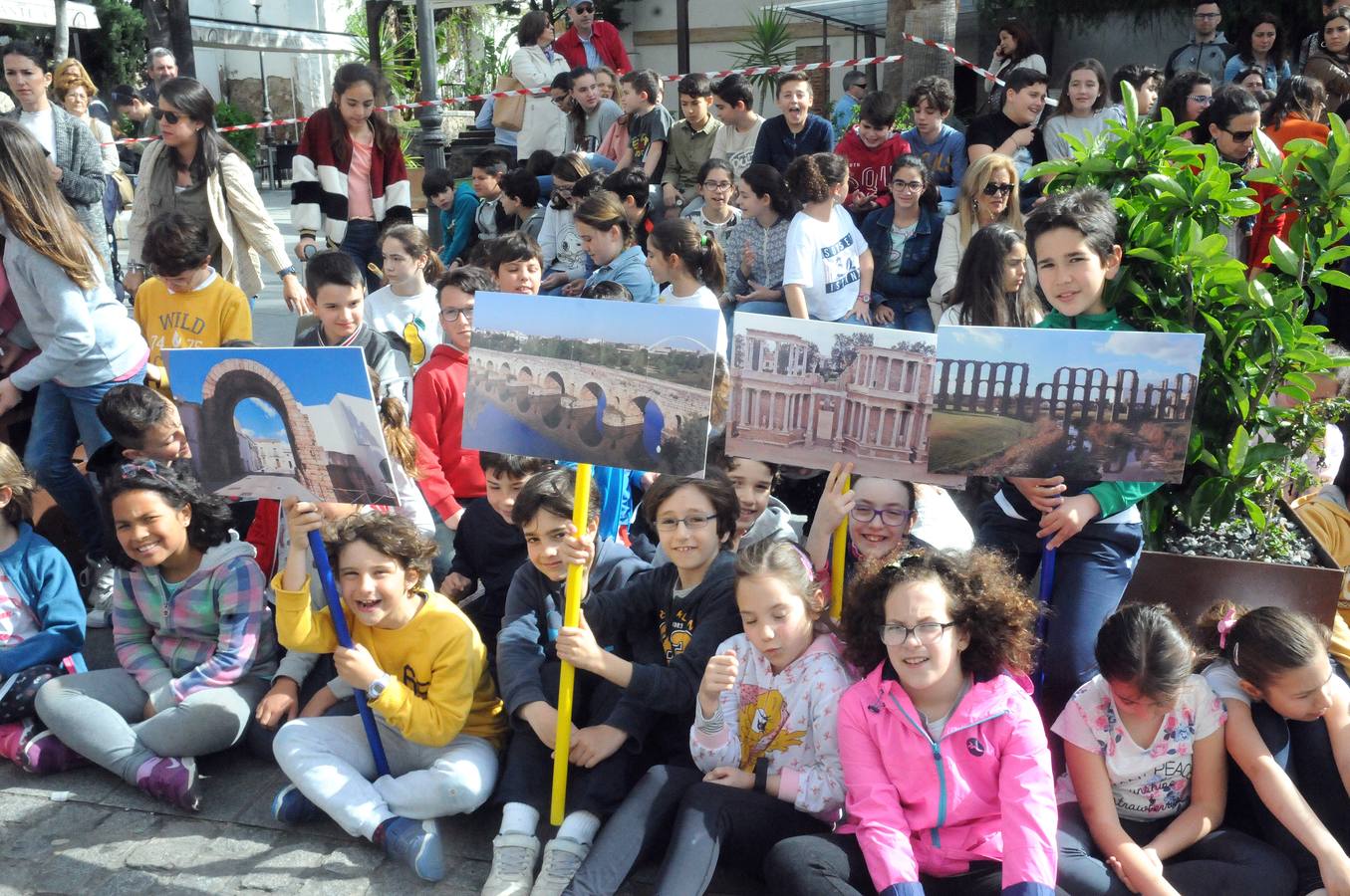 Los escolares emeritenses celebran el Día del Patrimonio con la adopción de los monumentos más cercanos a sus centros