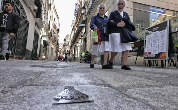 Dos religiosas se fijan en la señal de la Virgen colocada en la calle Pintores / LORENZO CORDERO