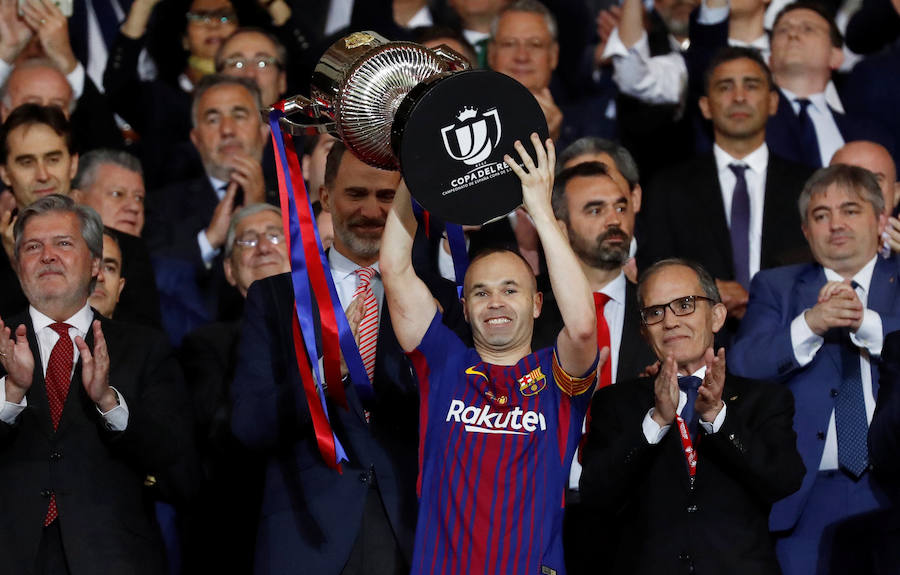 Andrés Iniesta se despidió de la Copa del Rey de la mejor manera posible, levantando el trofeo de campeón y realizando un auténtico partidazo que incluyó un gran gol marca de la casa.