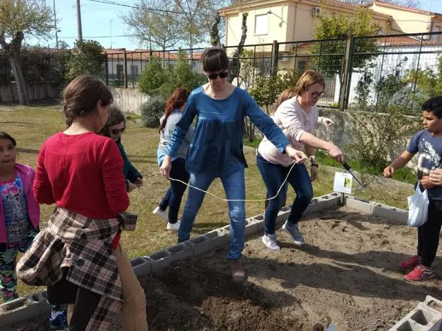 Docentes y alumnos plantando hortalizas. :: E.S.
