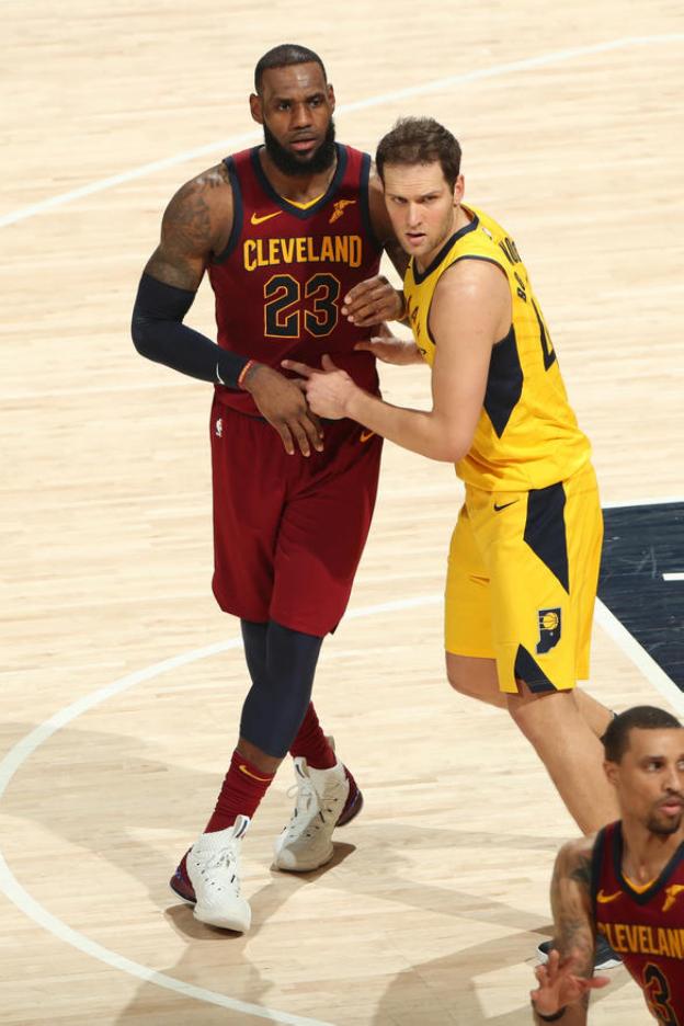 Lebron con Bogdanovic. :: cavs