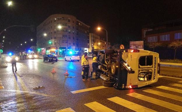 La ambulancia quedó volcada en el cruce de la autopista con la calle Corte de Peleas