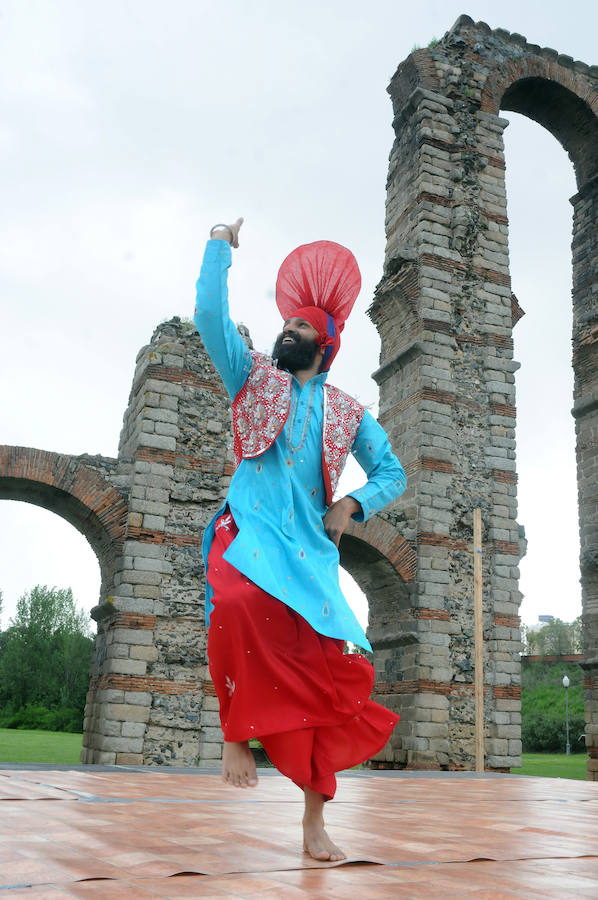 El Acueducto de los Milagros se llena de color y ritmos exóticos