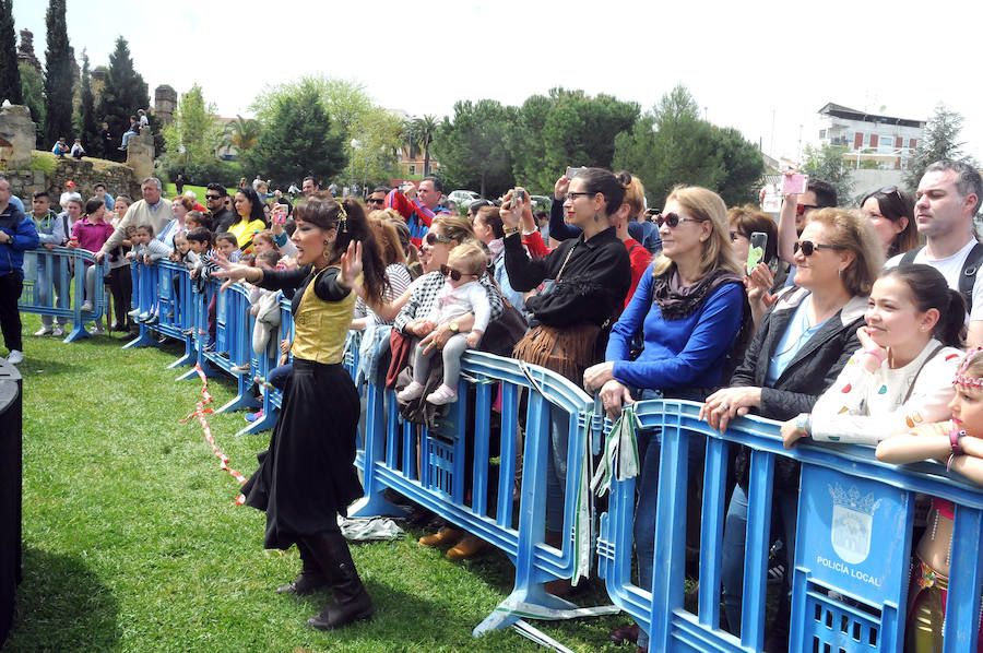 El Acueducto de los Milagros se llena de color y ritmos exóticos