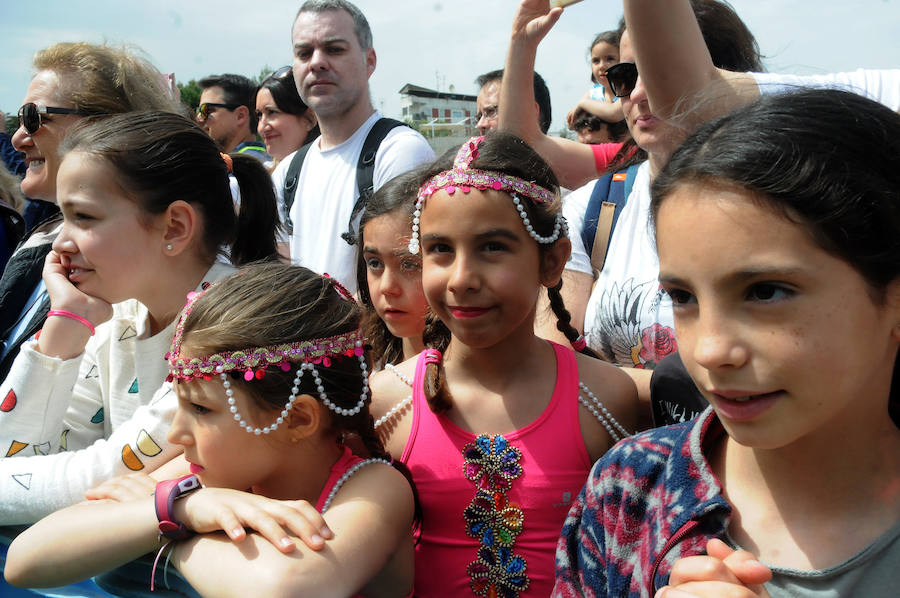 El Acueducto de los Milagros se llena de color y ritmos exóticos