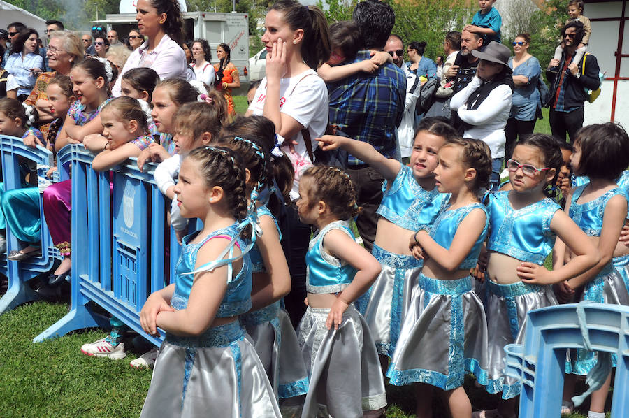 El Acueducto de los Milagros se llena de color y ritmos exóticos