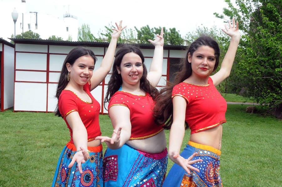 El Acueducto de los Milagros se llena de color y ritmos exóticos