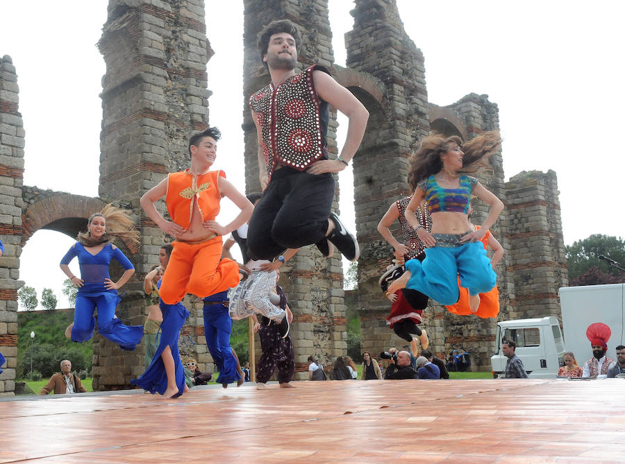 El Acueducto de los Milagros se llena de color y ritmos exóticos