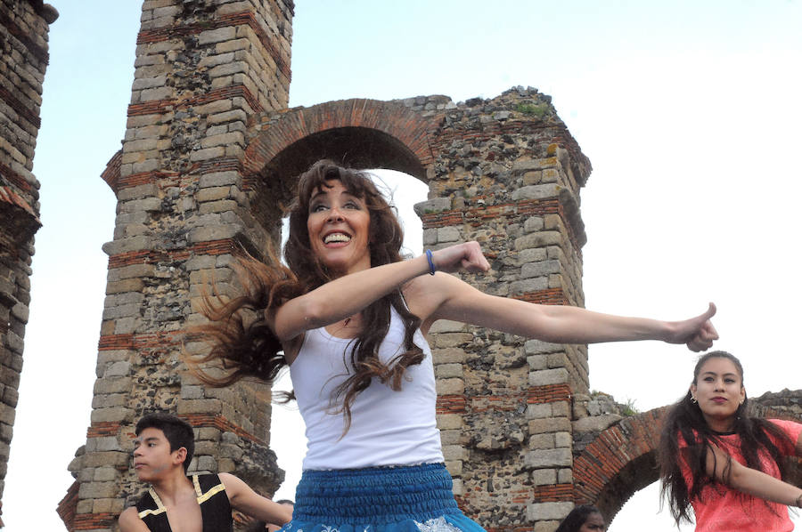 El Acueducto de los Milagros se llena de color y ritmos exóticos