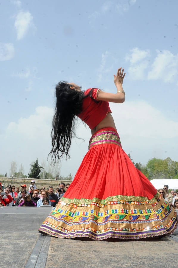 El Acueducto de los Milagros se llena de color y ritmos exóticos