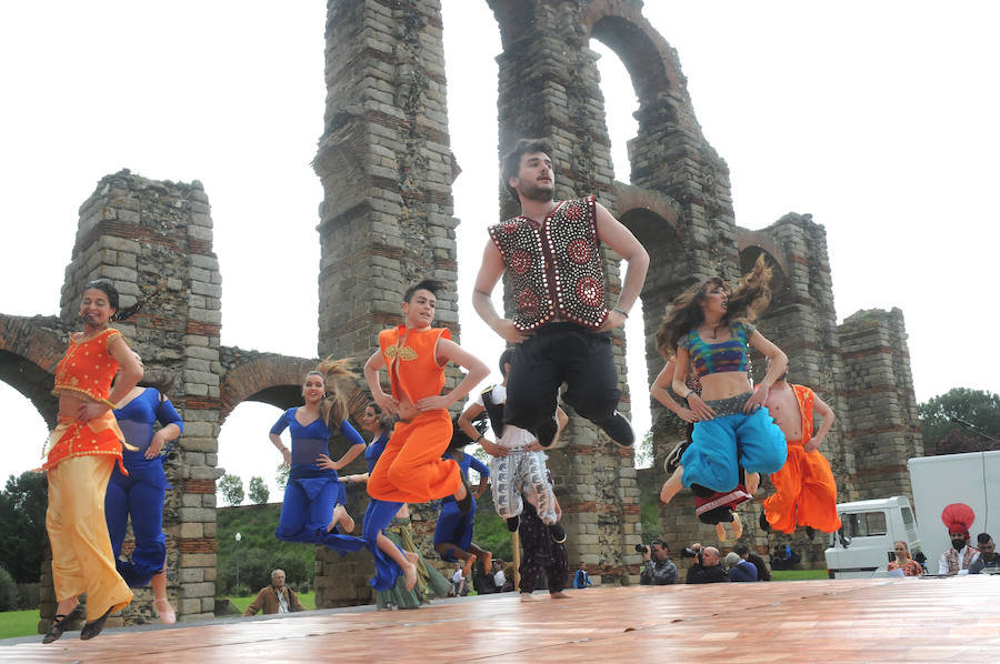 El Acueducto de los Milagros se llena de color y ritmos exóticos