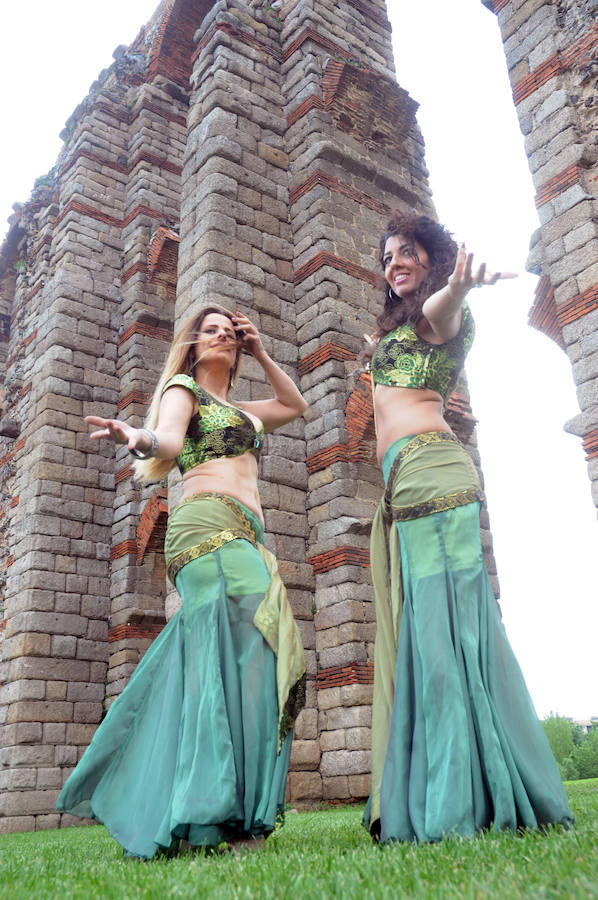 El Acueducto de los Milagros se llena de color y ritmos exóticos