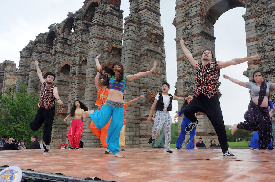 El Acueducto de los Milagros se llena de color y ritmos exóticos