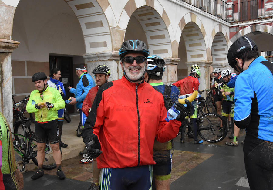Ni la tormenta ni el fango amilanaron al millar de deportistas que midieron sus fuerzas en el VI Desafío San Fernando