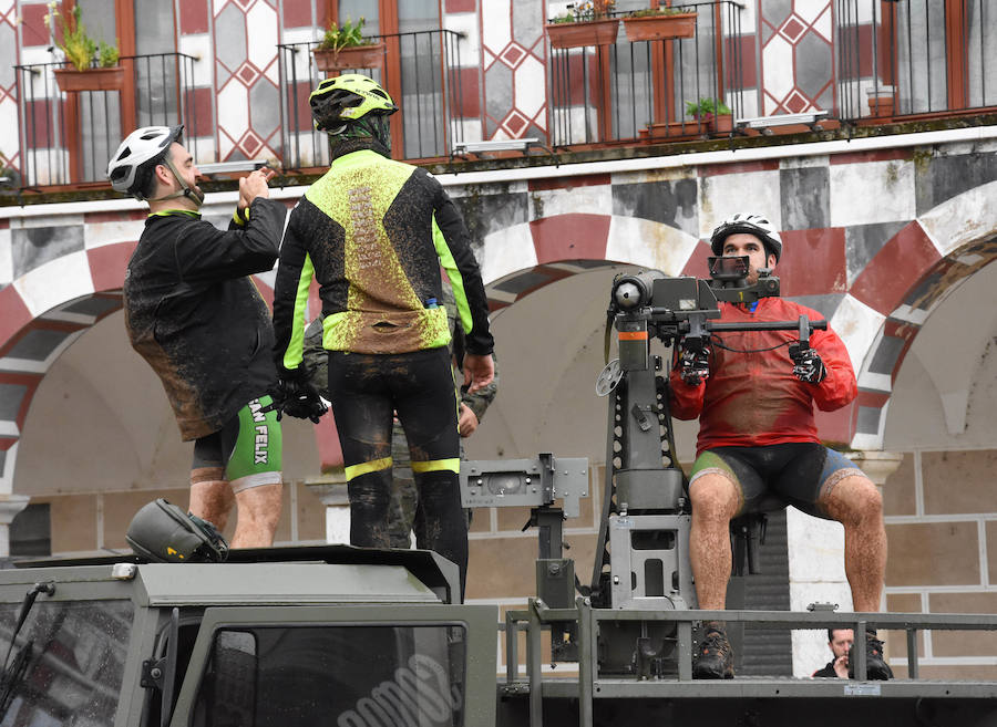 Ni la tormenta ni el fango amilanaron al millar de deportistas que midieron sus fuerzas en el VI Desafío San Fernando