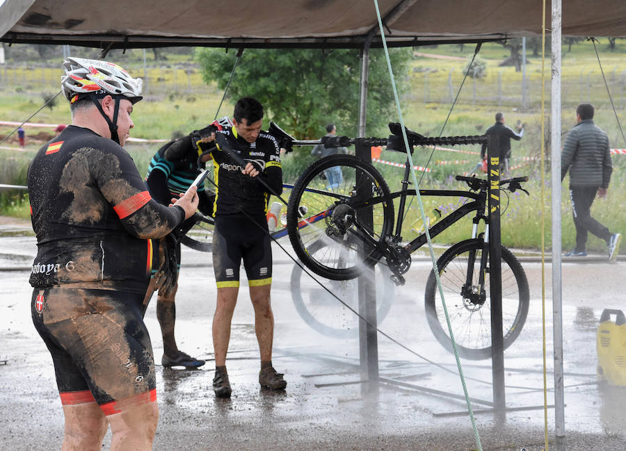 Ni la tormenta ni el fango amilanaron al millar de deportistas que midieron sus fuerzas en el VI Desafío San Fernando