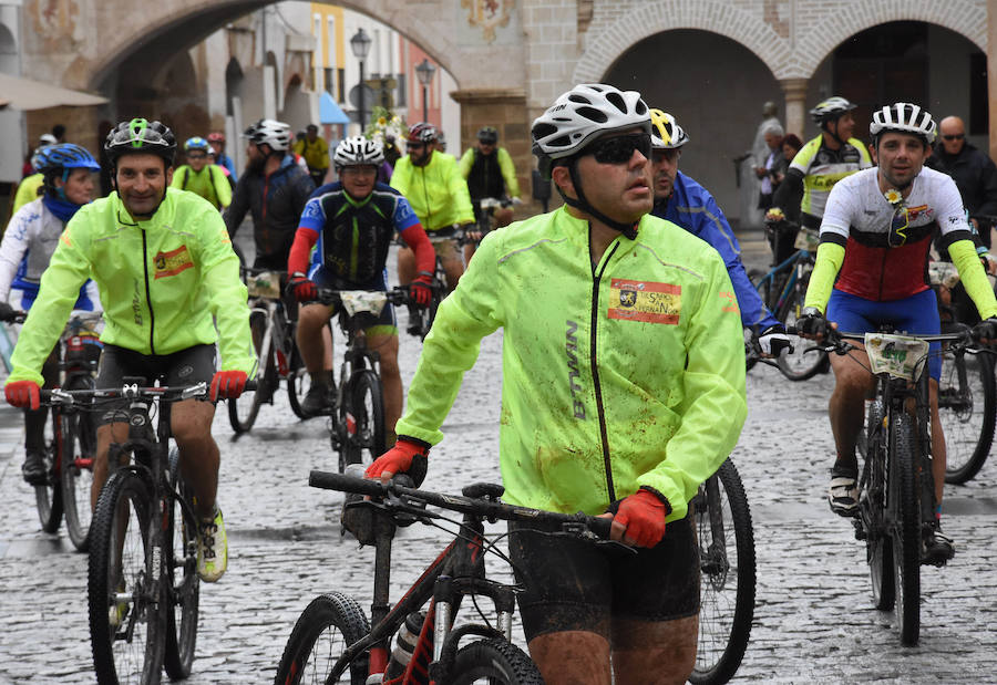 Ni la tormenta ni el fango amilanaron al millar de deportistas que midieron sus fuerzas en el VI Desafío San Fernando