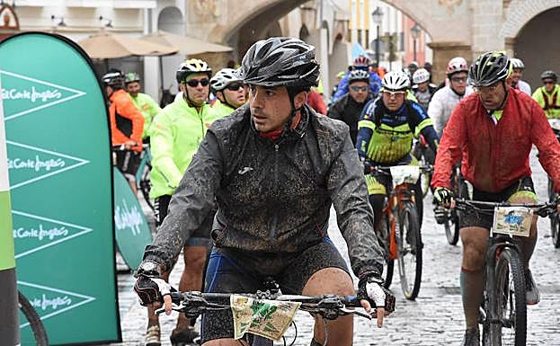 Imagen principal - De barro hasta las cejas en el Desafío San Fernando de Badajoz