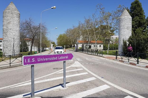 Entrada principal al complejo del IES Universidad Laboral, inaugurado a finales de 1967. :