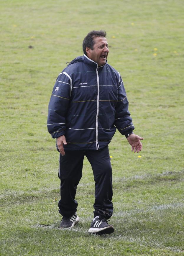 Ximo Mas, entrenador del Cacereño, en el último partido. :: A. MÉNDEZ