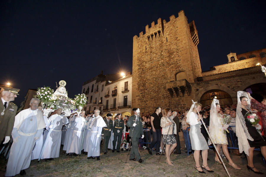 Cáceres brinda a la patrona una calurosa bienvenida en una bajada determinante