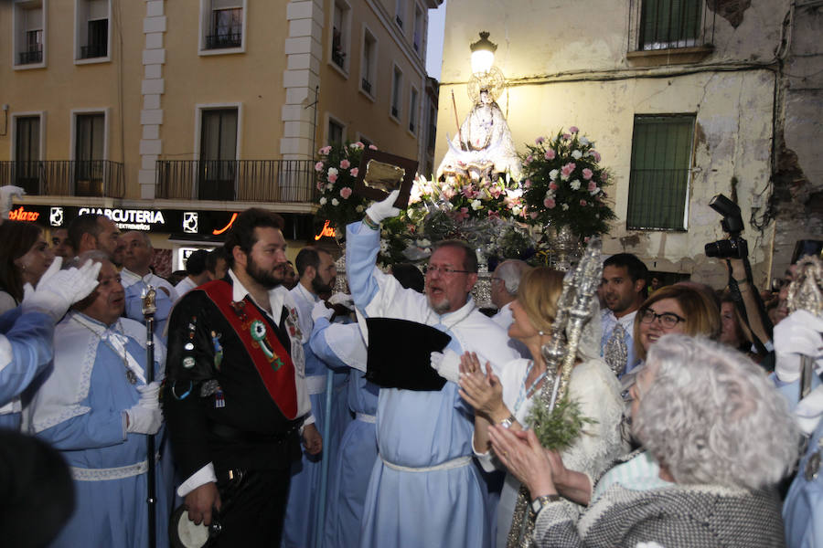 Cáceres brinda a la patrona una calurosa bienvenida en una bajada determinante