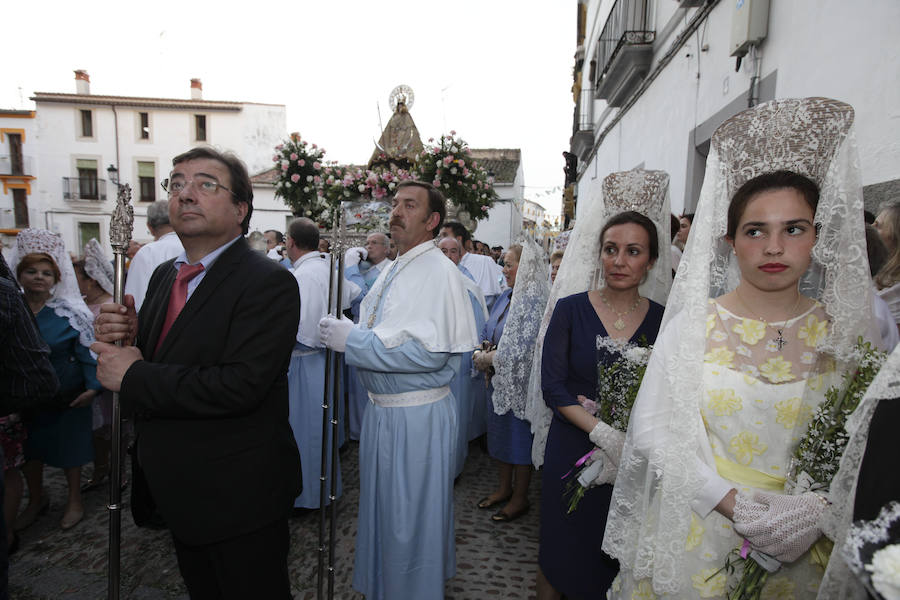 Cáceres brinda a la patrona una calurosa bienvenida en una bajada determinante