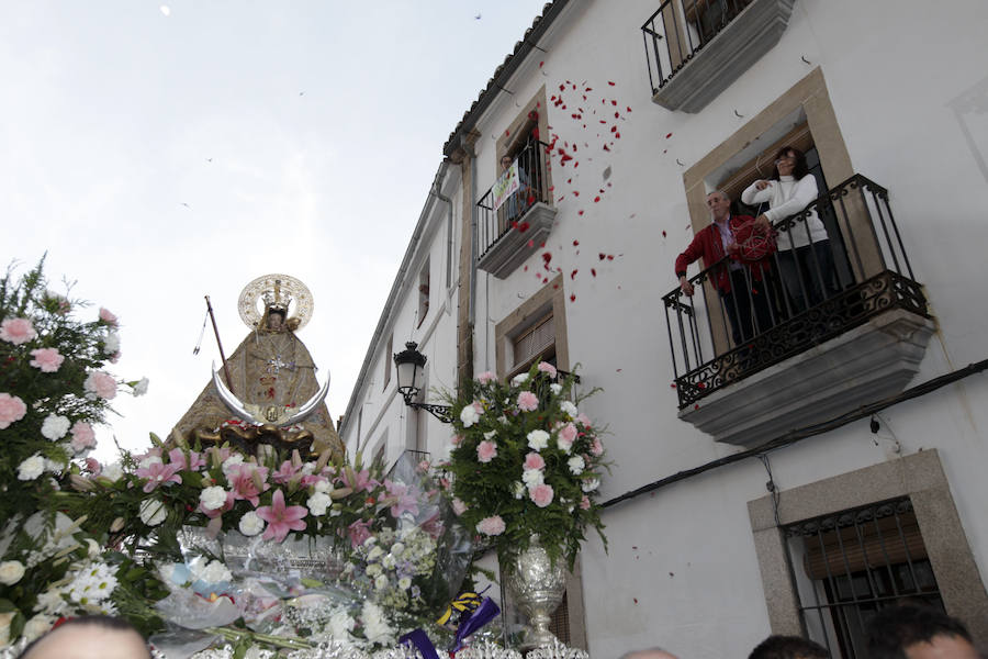 Cáceres brinda a la patrona una calurosa bienvenida en una bajada determinante