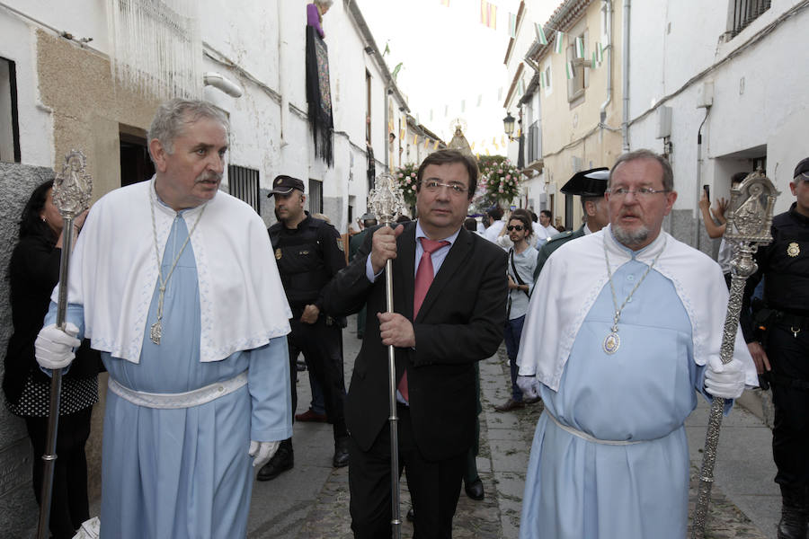 Cáceres brinda a la patrona una calurosa bienvenida en una bajada determinante