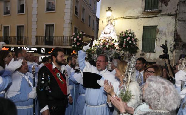 Imagen principal - Cáceres brinda a la patrona una calurosa bienvenida en una bajada determinante