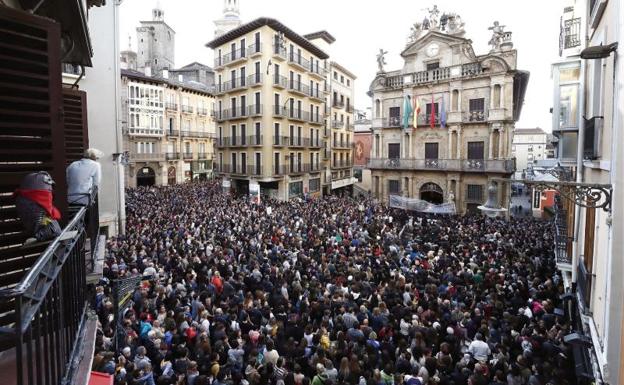 Una imagen de la concentración frente al Ayuntamiento de Pamplona.