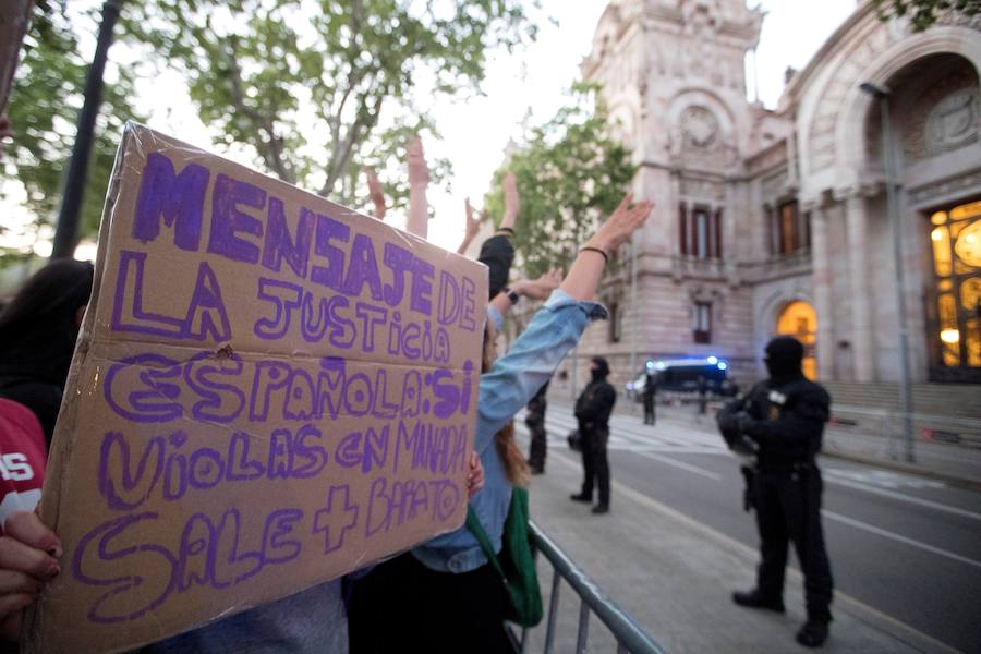 Miles de personas participan esta tarde en las múltiples movilizaciones convocadas en toda España en señal de repulsa a la sentencia dictada hoy contra los cinco integrantes de la Manada