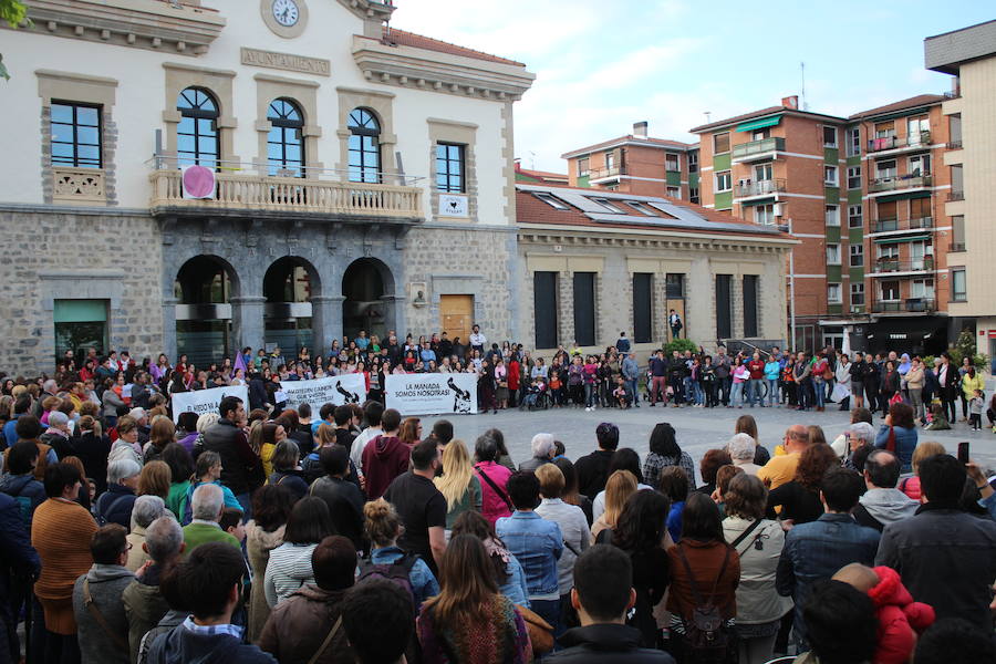 Miles de personas participan esta tarde en las múltiples movilizaciones convocadas en toda España en señal de repulsa a la sentencia dictada hoy contra los cinco integrantes de la Manada