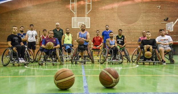 Equipo y técnicos del Mideba Extremadura a principios de temporada, antes de que retornase Villafañe y se fichara a Omid. :: hoy