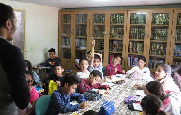 Un grupo de niños en las clases de la mezquita de Badajoz. :: HOy