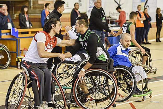 Omid Hadiazhar (Mideba) se despide de un rival turco. arnelas