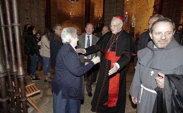 El cardenal-arzobispo Carlos Amigo, a su llegada al templo. 