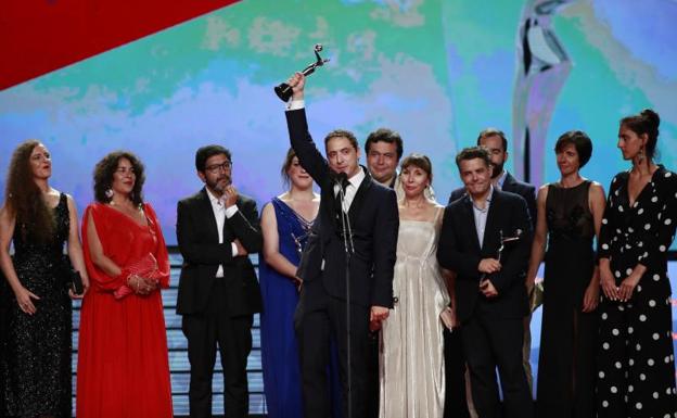 El productor Juan de Dios Larraín levanta el Premio a Mejor Película Iberoamericana de Ficción.