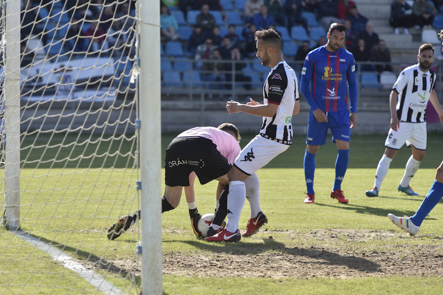  Los pacenses se agarran a la permanencia y agravan la crisis de un equipo azulgrana a la deriva y que sale de playoff