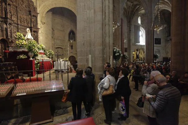 Mucho público ayer para ver de cerca a la Virgen de la Montaña en la Concatedral. :: lorenzo cordero