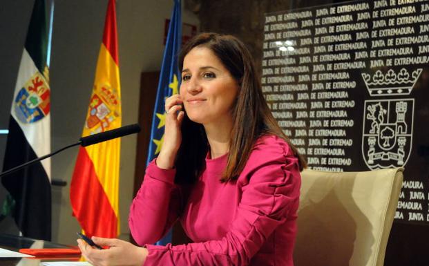 La portavoz de la Junta, Isabel Gil Rosiña, en rueda de prensa:: BRÍGIDO