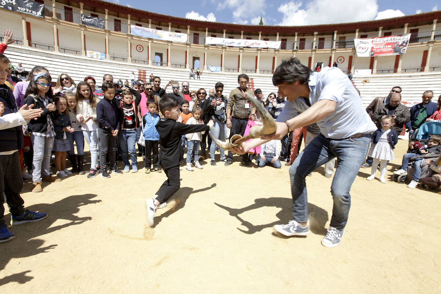 El buen tiempo arropó al tentadero organizado por Manuel Bejarano en el que 21 alumnos exhibieron su arte ante casi tres cuartos de plaza