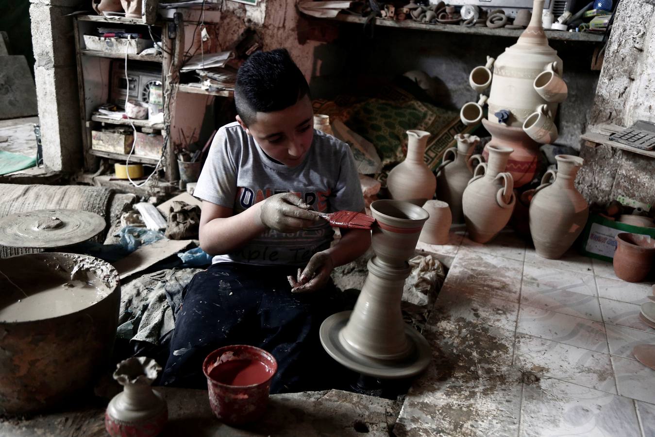 El palestino Jamal Fakhori y su hijo hacen vasijas de arcilla en su taller en la ciudad de Jaba, cerca de Jenin, en la ocupada Cisjordania