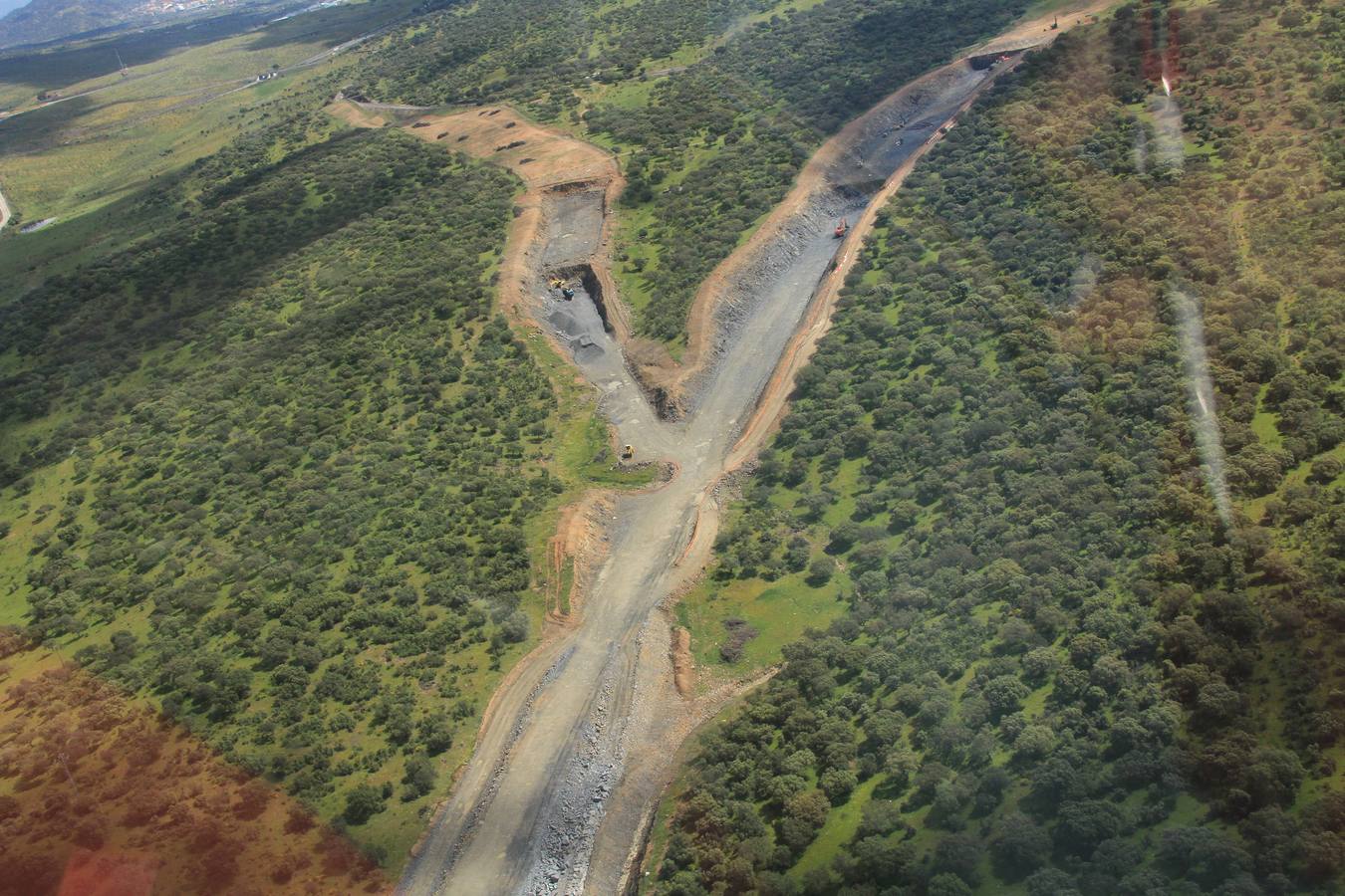 Ramales de conexión de la plataforma del AVE con la red convencional en Plasencia (al fondo), inicio del corredor hasta Badajoz.