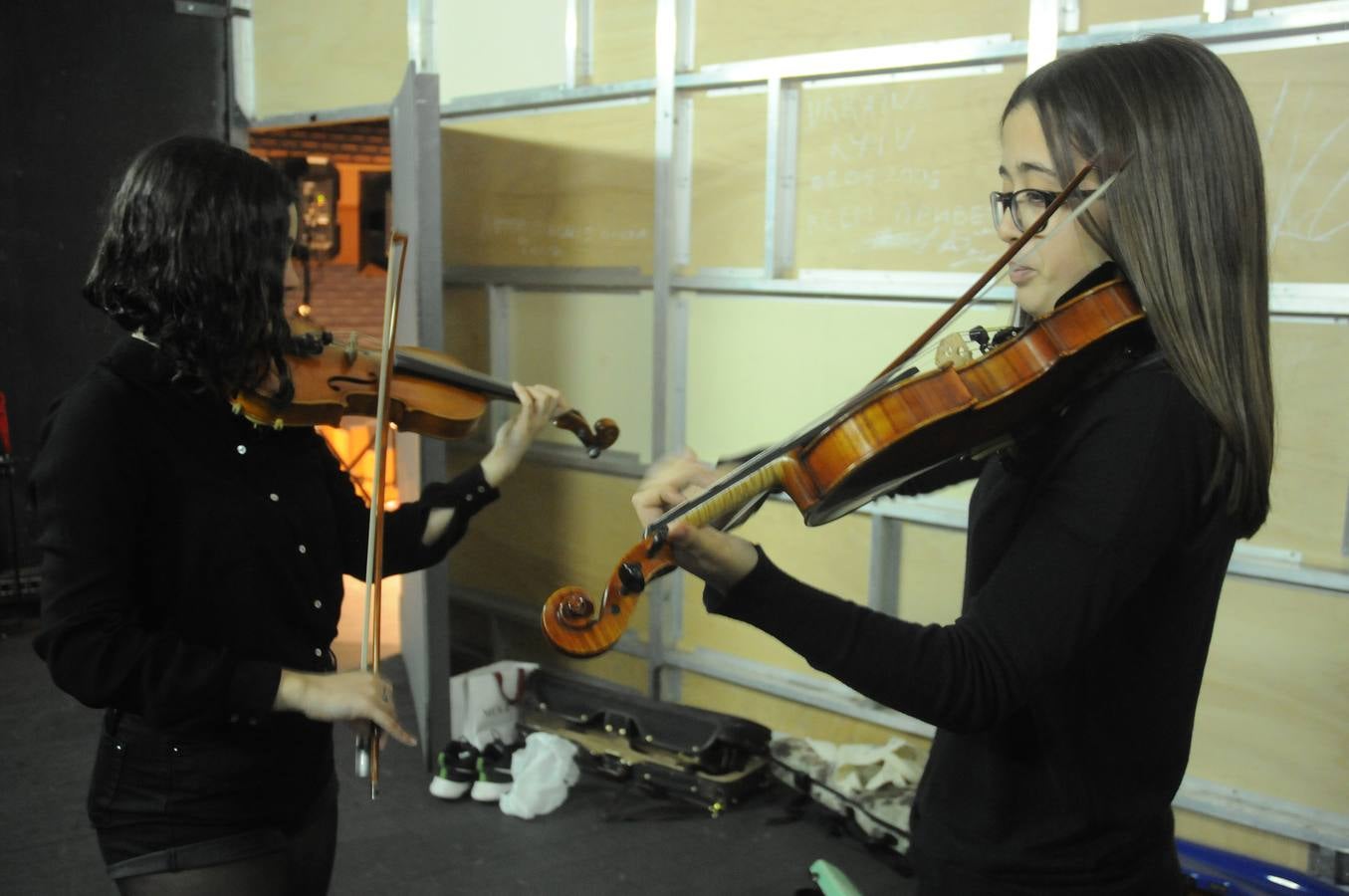 El programa vincula la sala de conciertos y la orquesta sinfónica con el aula de música de primaria, con el fin de explorar el repertorio orquestal, los fundamentos técnicos de la música así como el trabajo creativo y la composición, abordando el plan de estudios musical de manera práctica. Los estudiantes que participan en el programa Link Up (de 8 a 11 años de edad) asisten al final a un concierto participativo donde cantan, bailan y tocan la flauta dulce e instrumentos sinfónicos con la orquesta desde sus propios asientos.